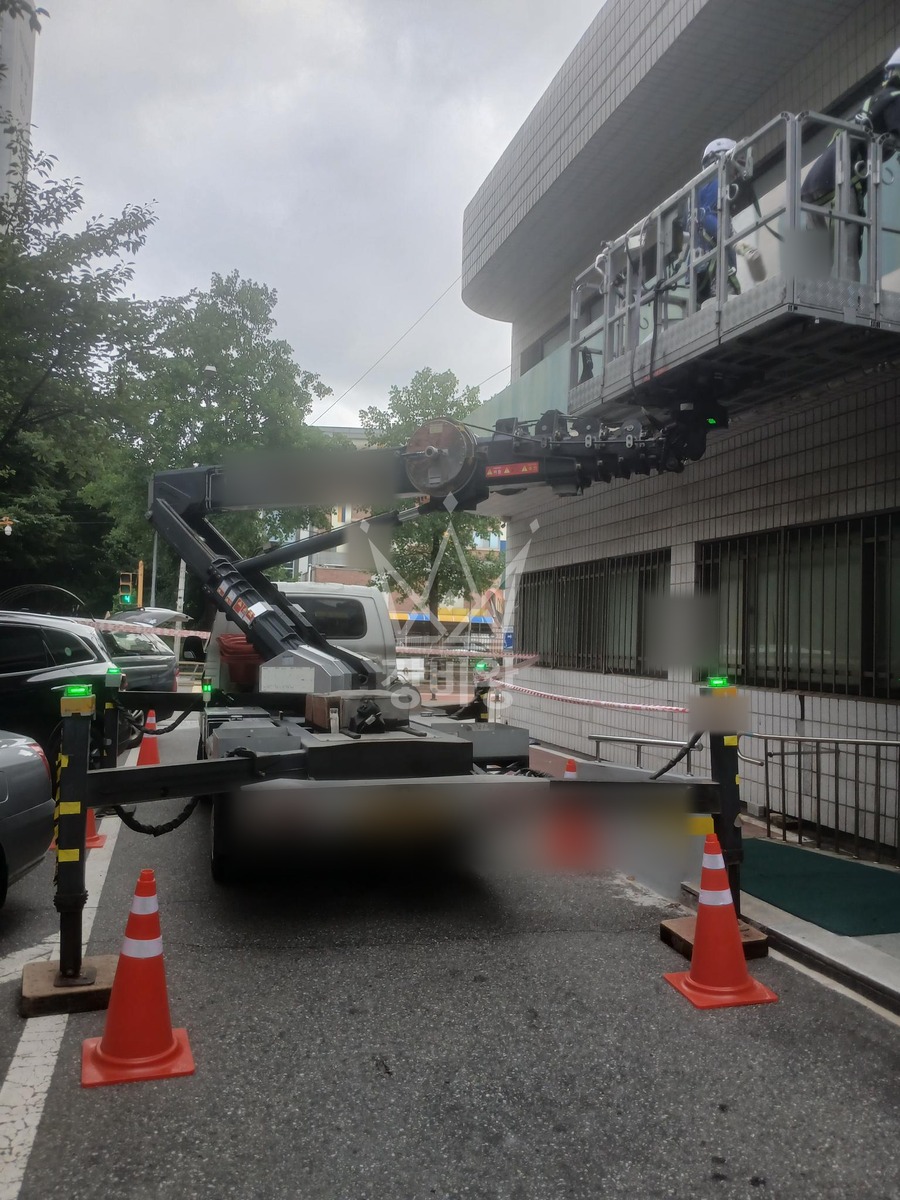 경기 부천시 원미구 중동 1톤 스카이차 페인트 /외부타일 작업사진 3