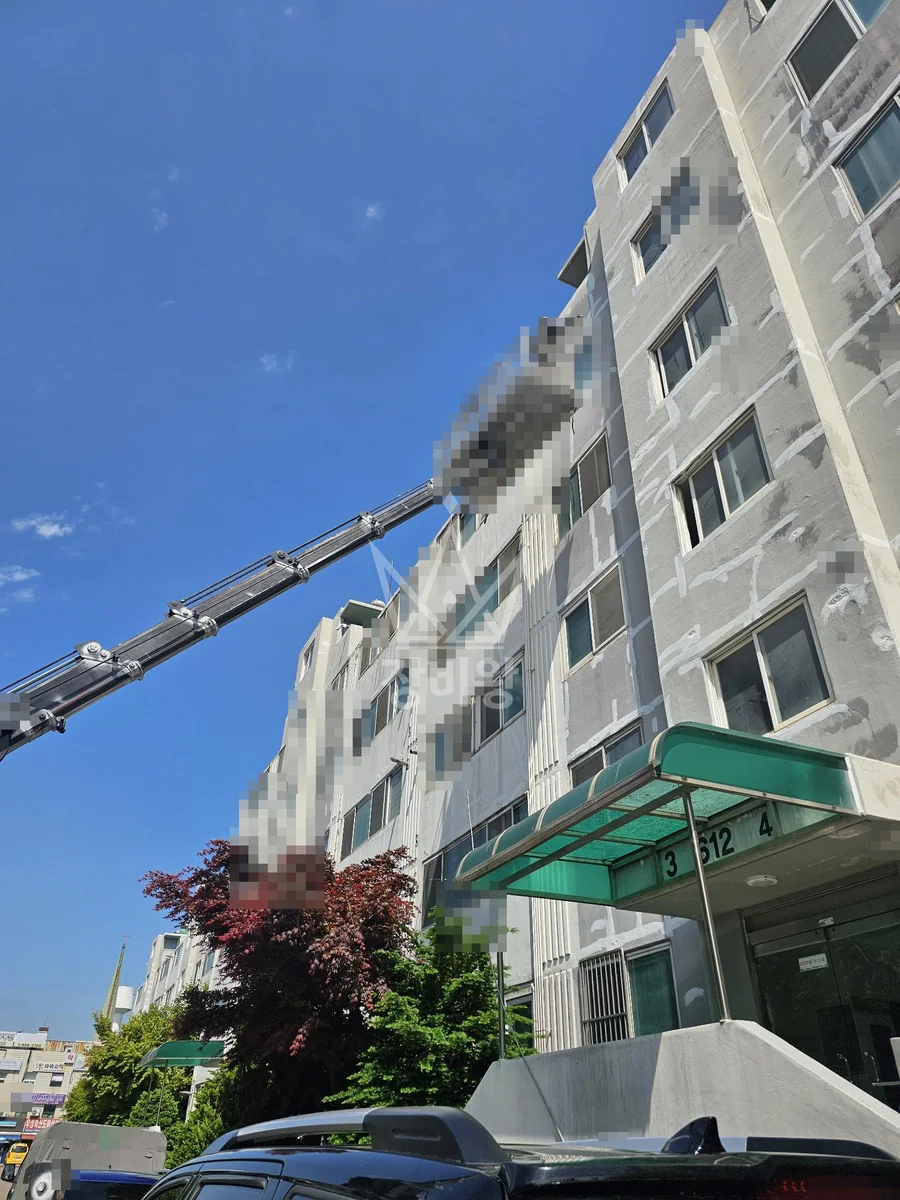 경기 시흥시 정왕동 3.5톤 스카이차 외벽물청소 작업사진 1