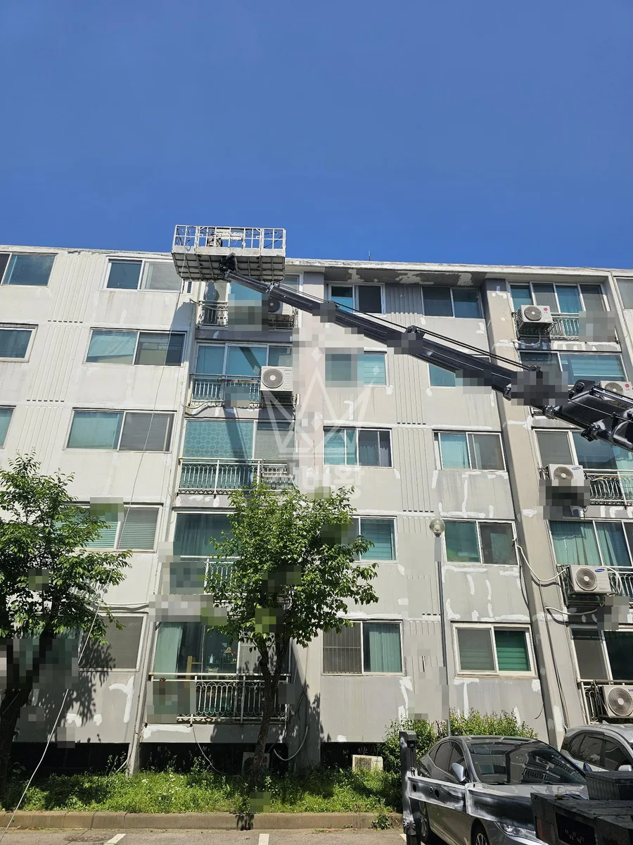 경기 시흥시 정왕동 3.5톤 스카이차 외벽물청소 작업사진 3