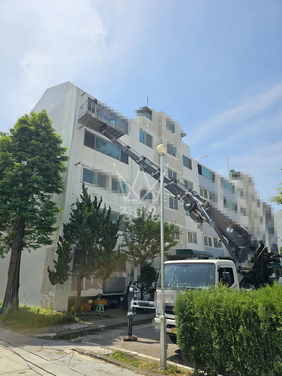 경기 시흥시 정왕동 3.5톤 스카이차 외벽물청소 작업사진 2