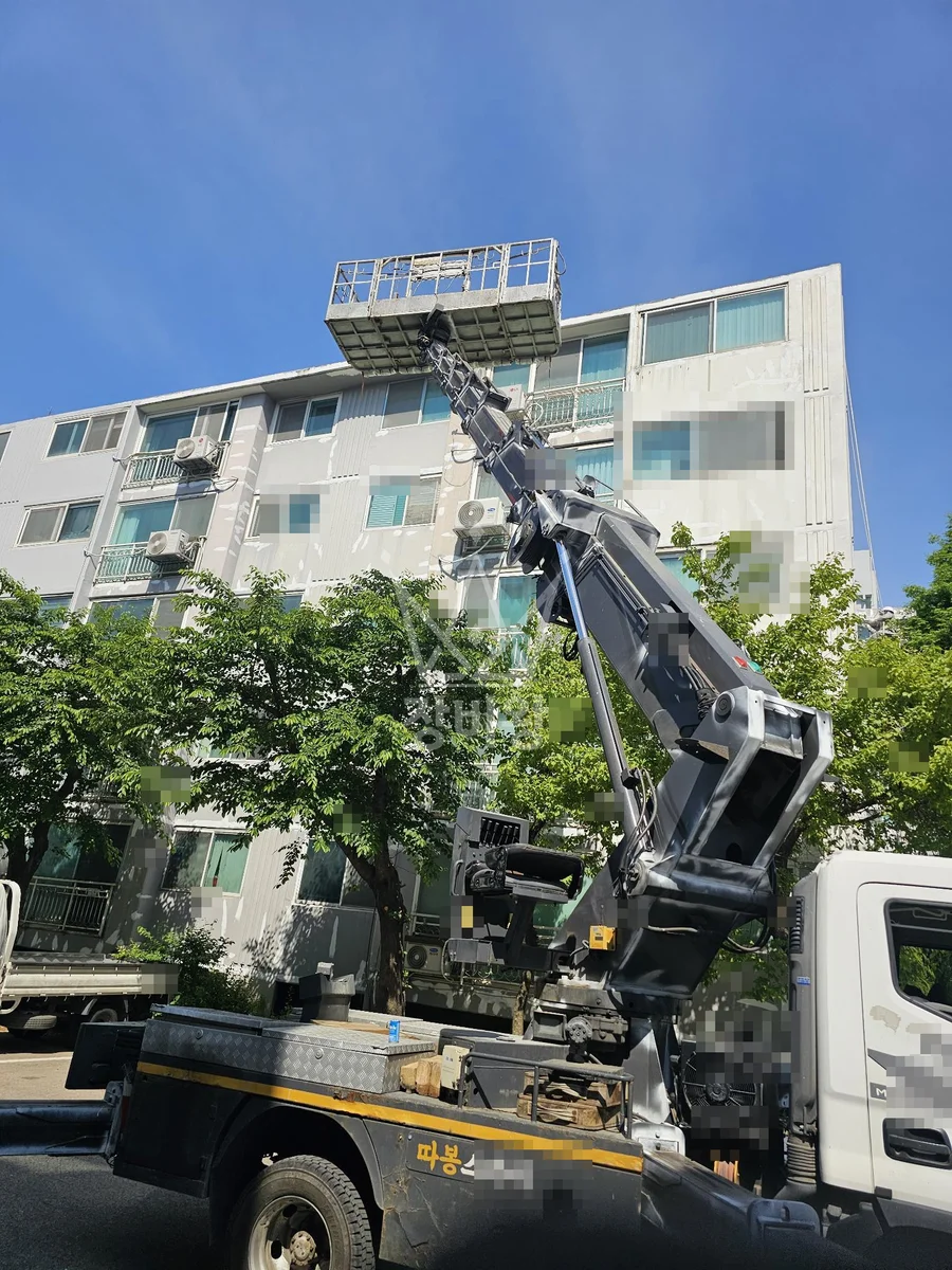 경기 시흥시 정왕동 3.5톤 스카이차 외벽물청소 작업사진 3