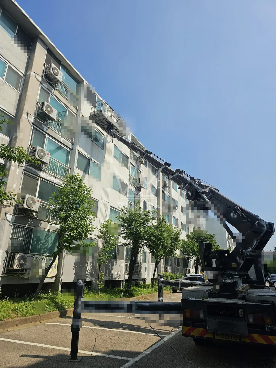 경기 시흥시 정왕동 3.5톤 스카이차 외벽물청소 작업완료사진 1