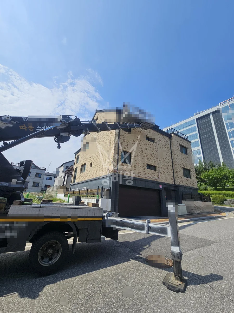 경기 오산시 외삼미동 3.5톤 스카이차 옥상 물받이 작업 작업사진 1