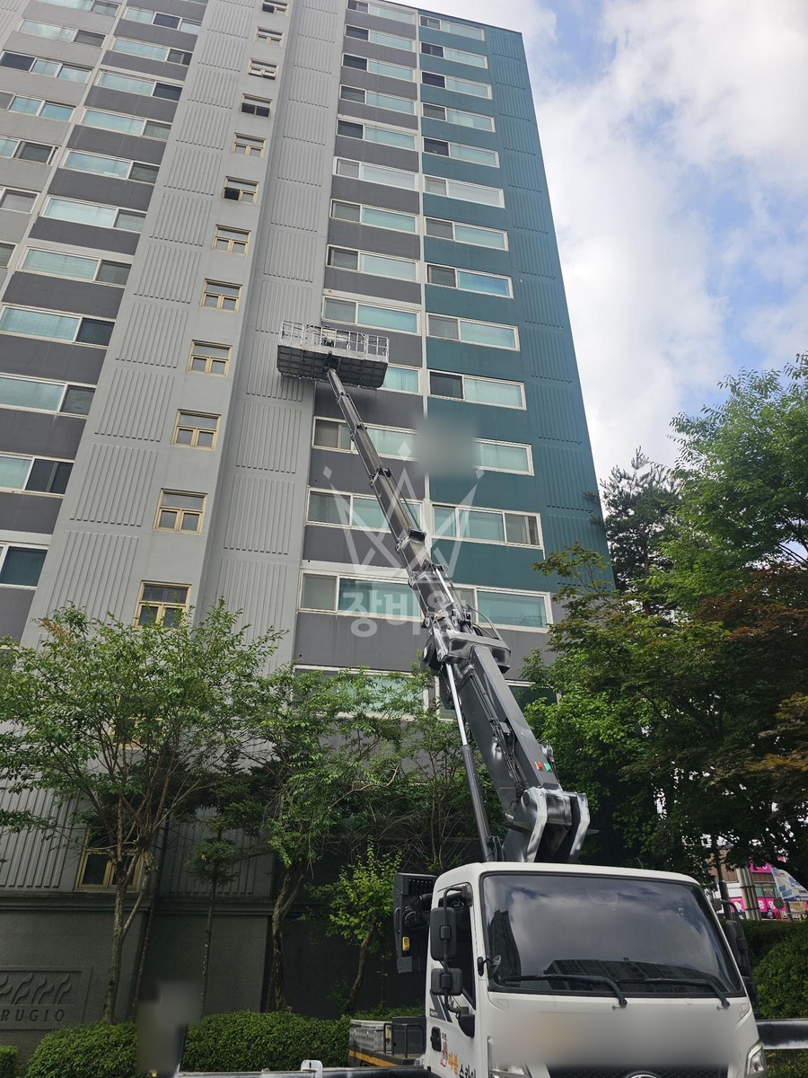 경기 오산시 원동 3.5톤 스카이차 단지내 벽면 벌집제거 작업사진 1
