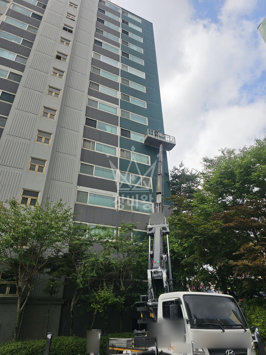 경기 오산시 원동 3.5톤 스카이차 단지내 벽면 벌집제거 작업사진 3