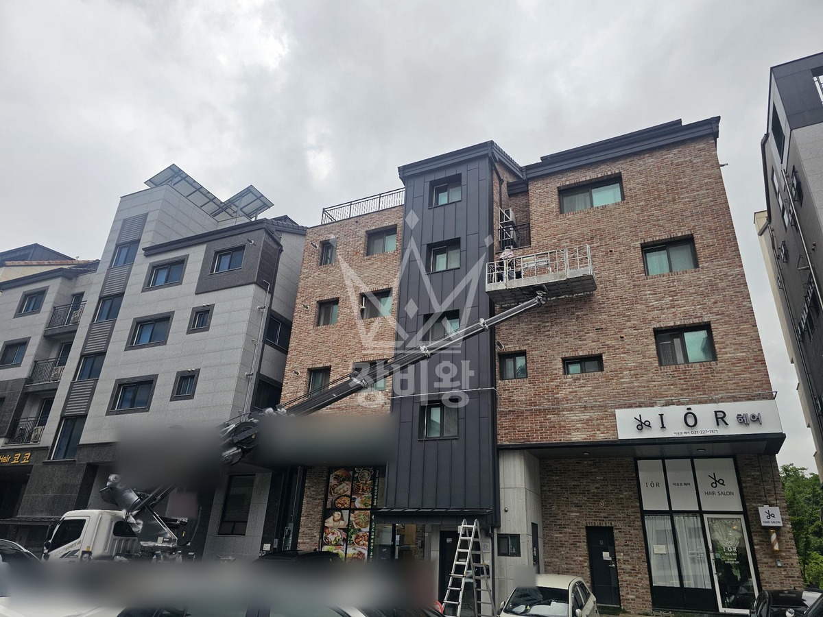 경기 화성시 효행구 봉담읍 3.5톤 스카이차 우수관 상단교체 작업사진 1