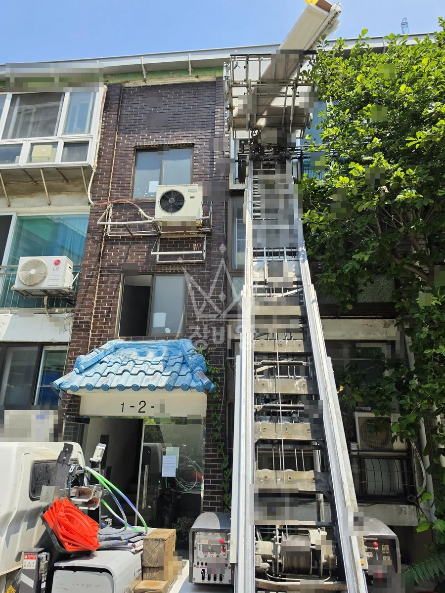 서울 성동구 성수동2가 1.2톤 사다리차 타일양중 작업사진 1