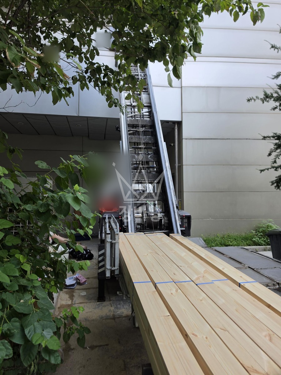 서울 중구 을지로6가 1.2톤 사다리차 목자재양중 작업사진 1