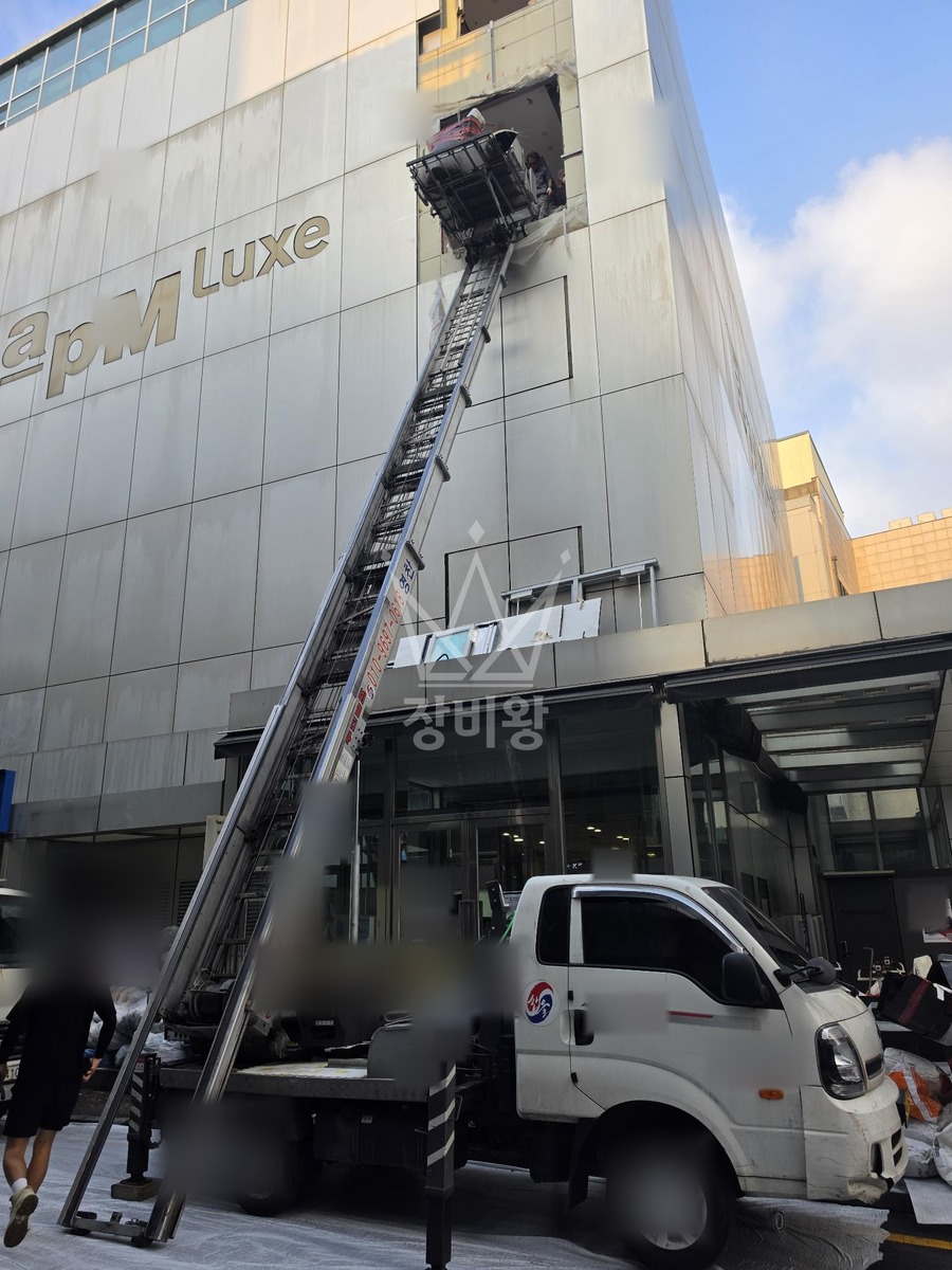 서울 중구 신당동 1.2톤 사다리차 폐기물내림 작업사진 1