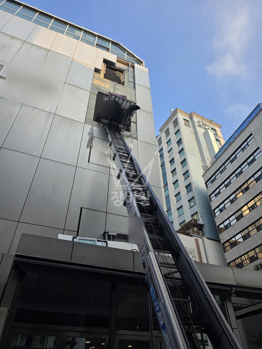 서울 중구 신당동 1.2톤 사다리차 폐기물내림 작업사진 2