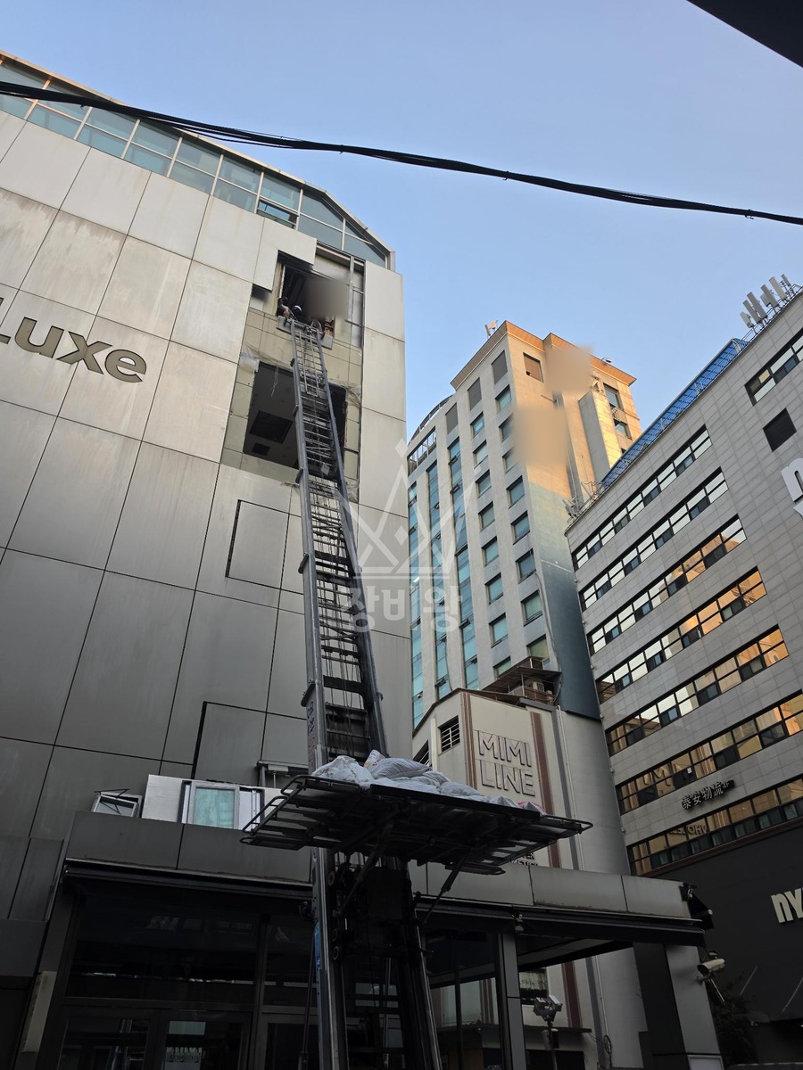 서울 중구 신당동 1.2톤 사다리차 폐기물내림 작업사진 3