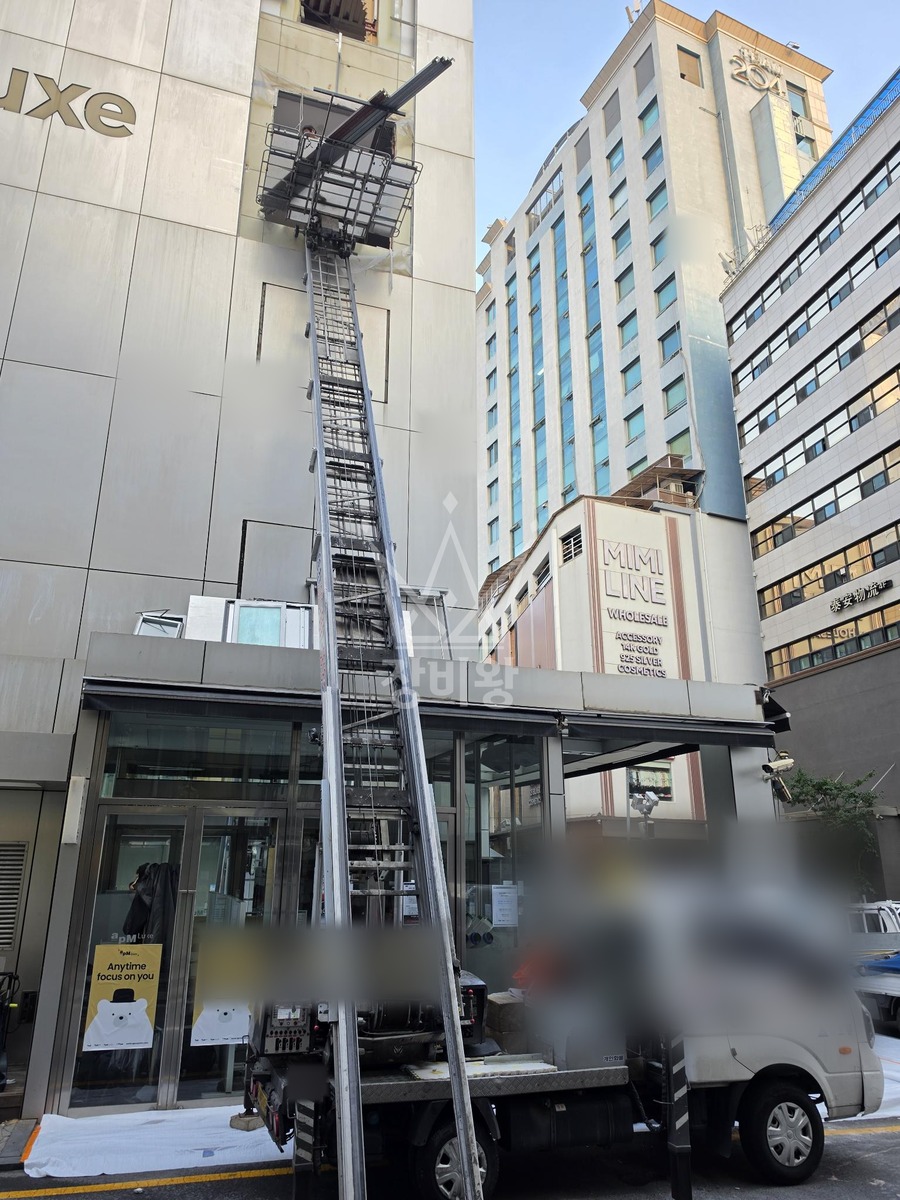 서울 중구 신당동 1.2톤 사다리차 폐기물내림 작업사진 2