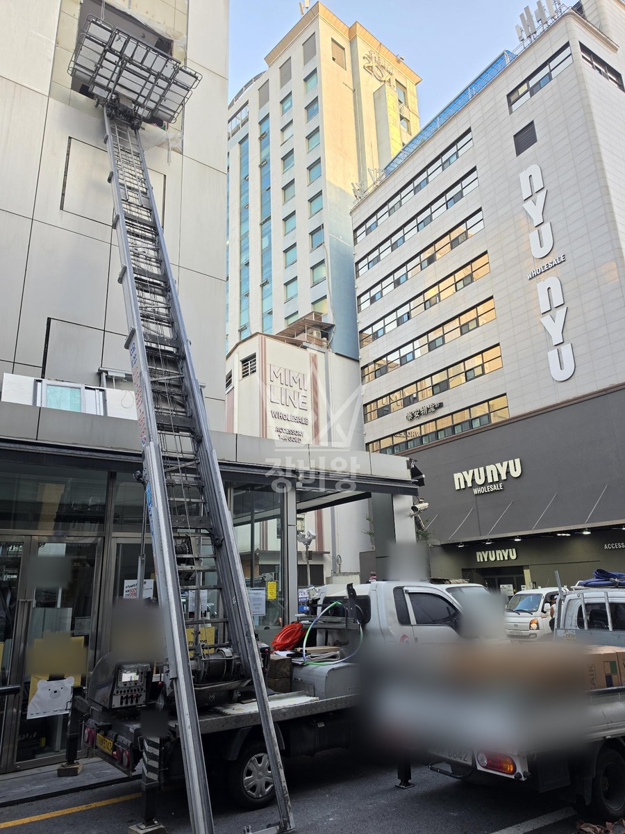 서울 중구 신당동 1.2톤 사다리차 폐기물내림 작업사진 1