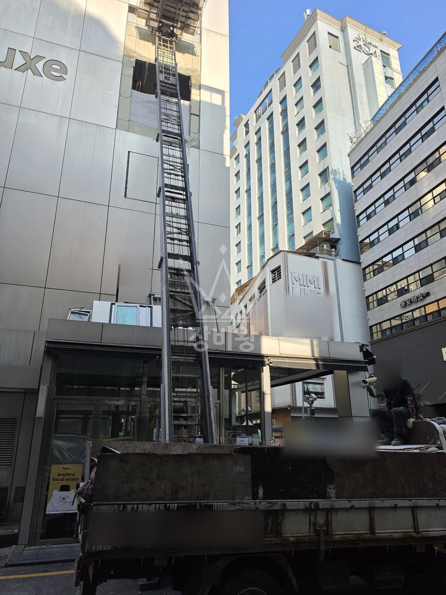 서울 중구 신당동 1.2톤 사다리차 폐기물내림 작업사진 3