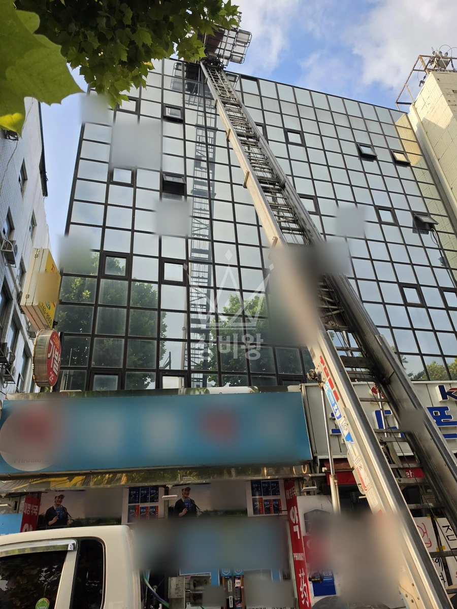 서울 종로구 종로5가 1.2톤 사다리차 5층옥상 자재양중 작업사진 1