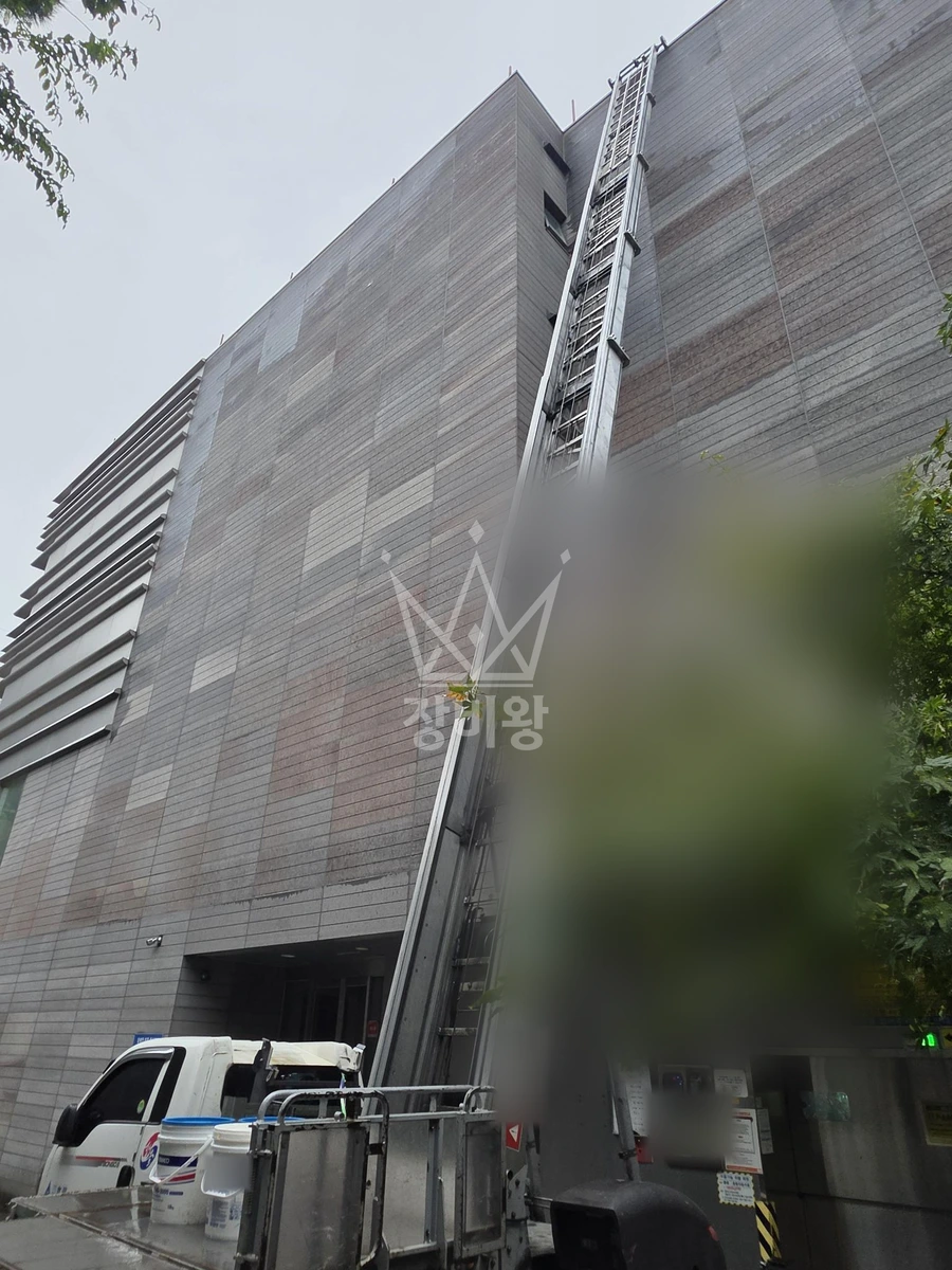 서울 종로구 신문로2가 1.2톤 사다리차 4층 옥상 몰탈10포정도 양중 작업사진 1