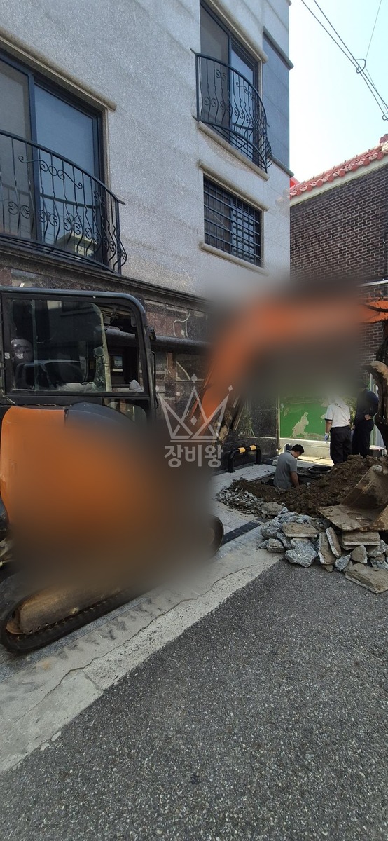 경기 안양시 만안구 포크레인(굴착기) 계량기주변누수찾는작업 작업사진 1