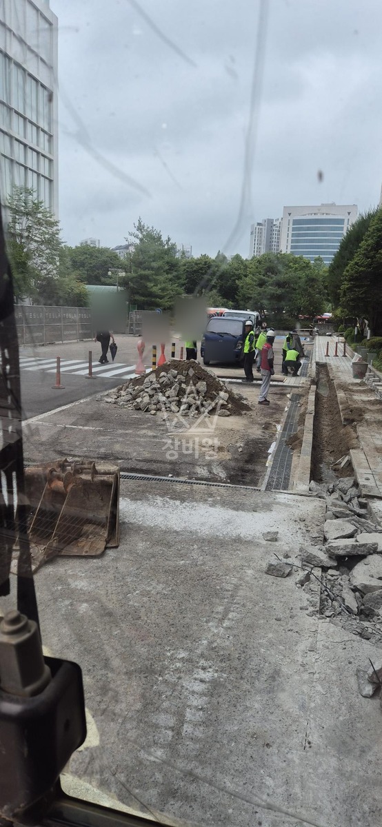 경기 성남시 분당구 구미동 포크레인(굴착기) ELP전기 배관작업 작업사진 2