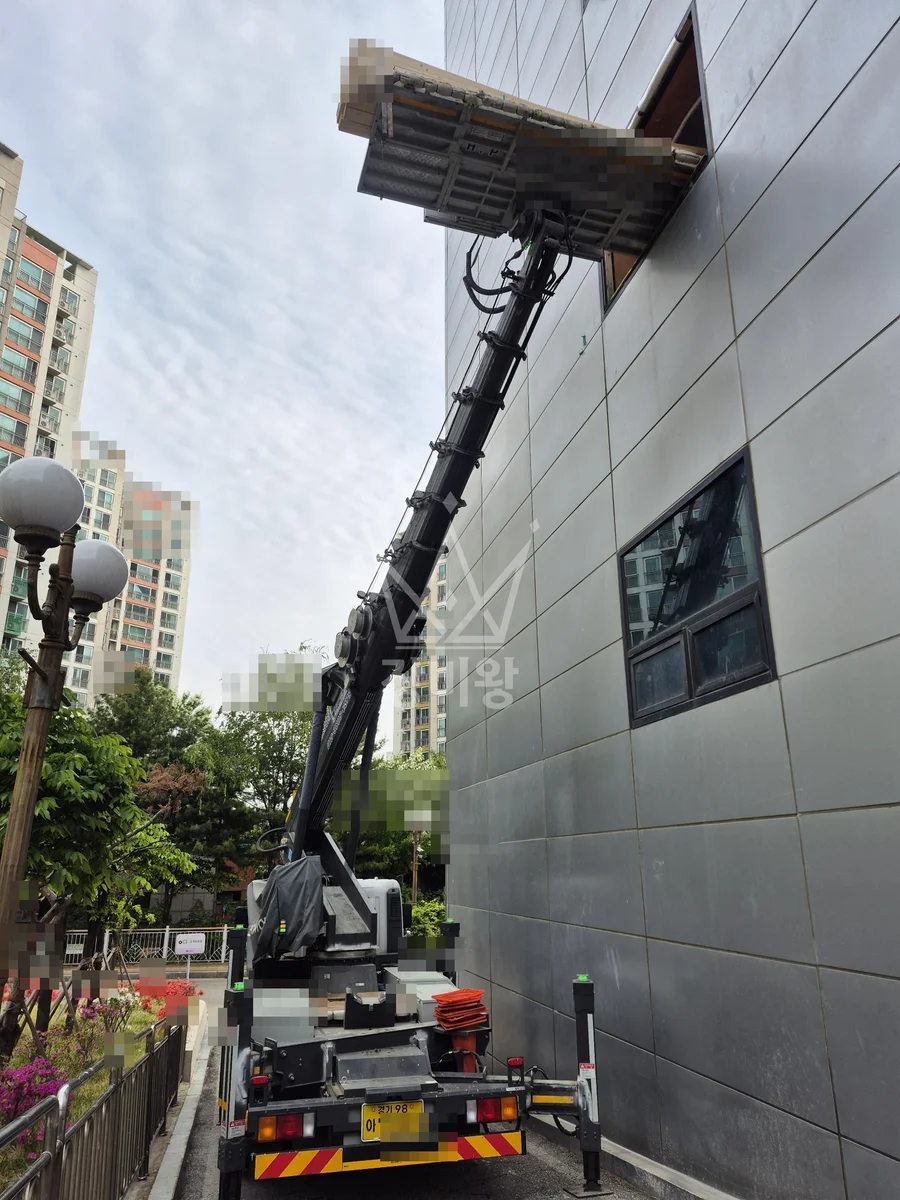 경기 부천시 소사구 3.5톤 스카이차 자재양중 작업사진 1