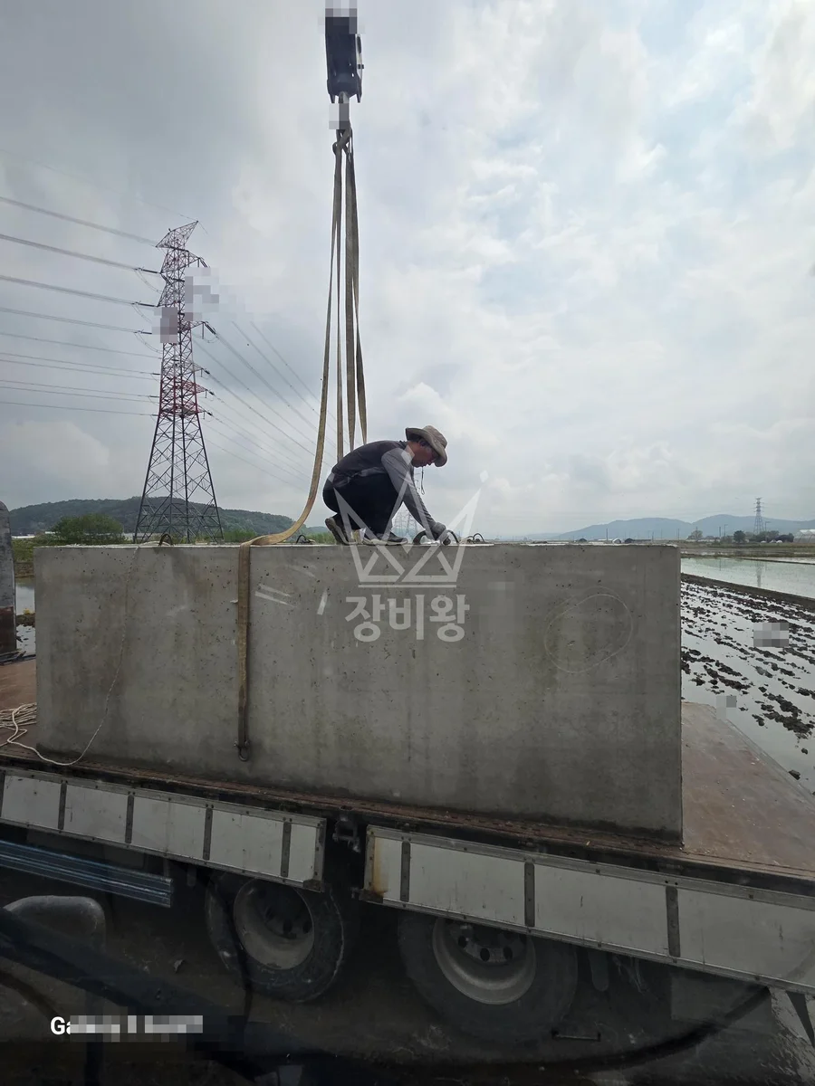 경기 파주시 월롱면 25톤 크레인 콘크리트박스(6.5톤) 매설 작업사진 1
