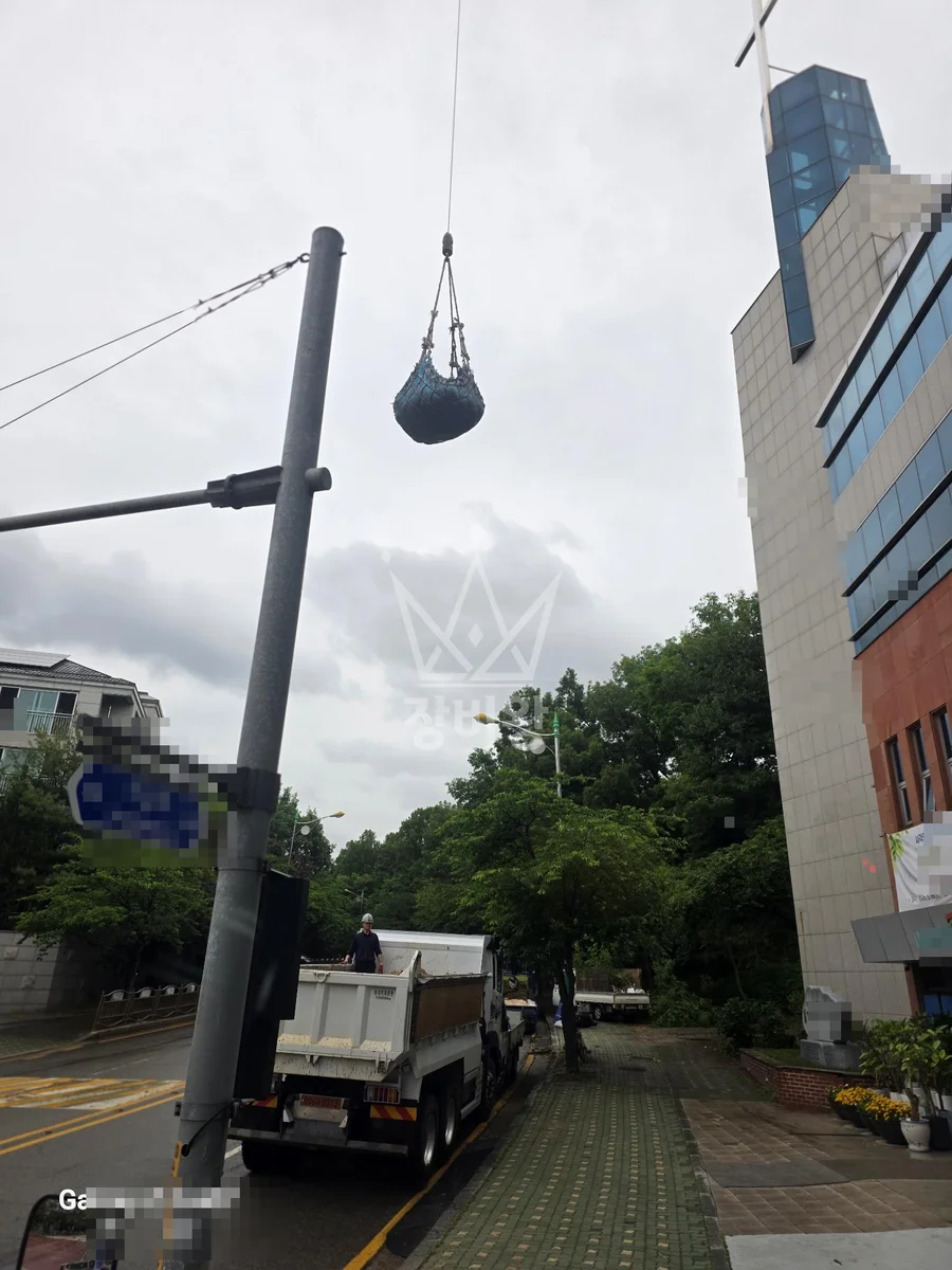 경기 고양시 덕양구 25톤 크레인 5층으로 02포크레인 양중/폐기물내림 작업사진 2