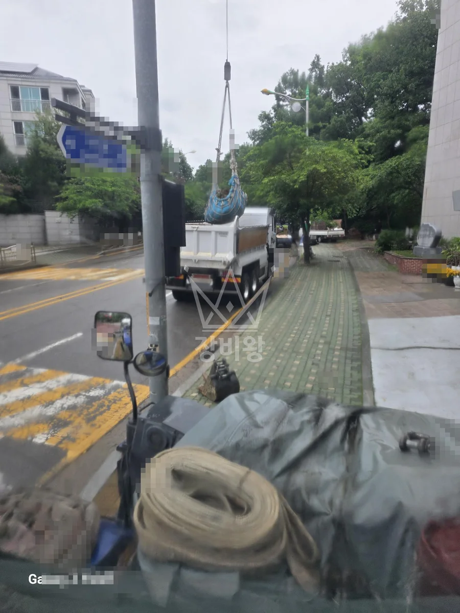 경기 고양시 덕양구 25톤 크레인 5층으로 02포크레인 양중/폐기물내림 작업사진 3