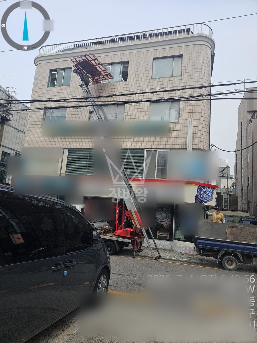 서울 강남구 신사동 1톤 사다리차 사무용집기내림 작업사진 1