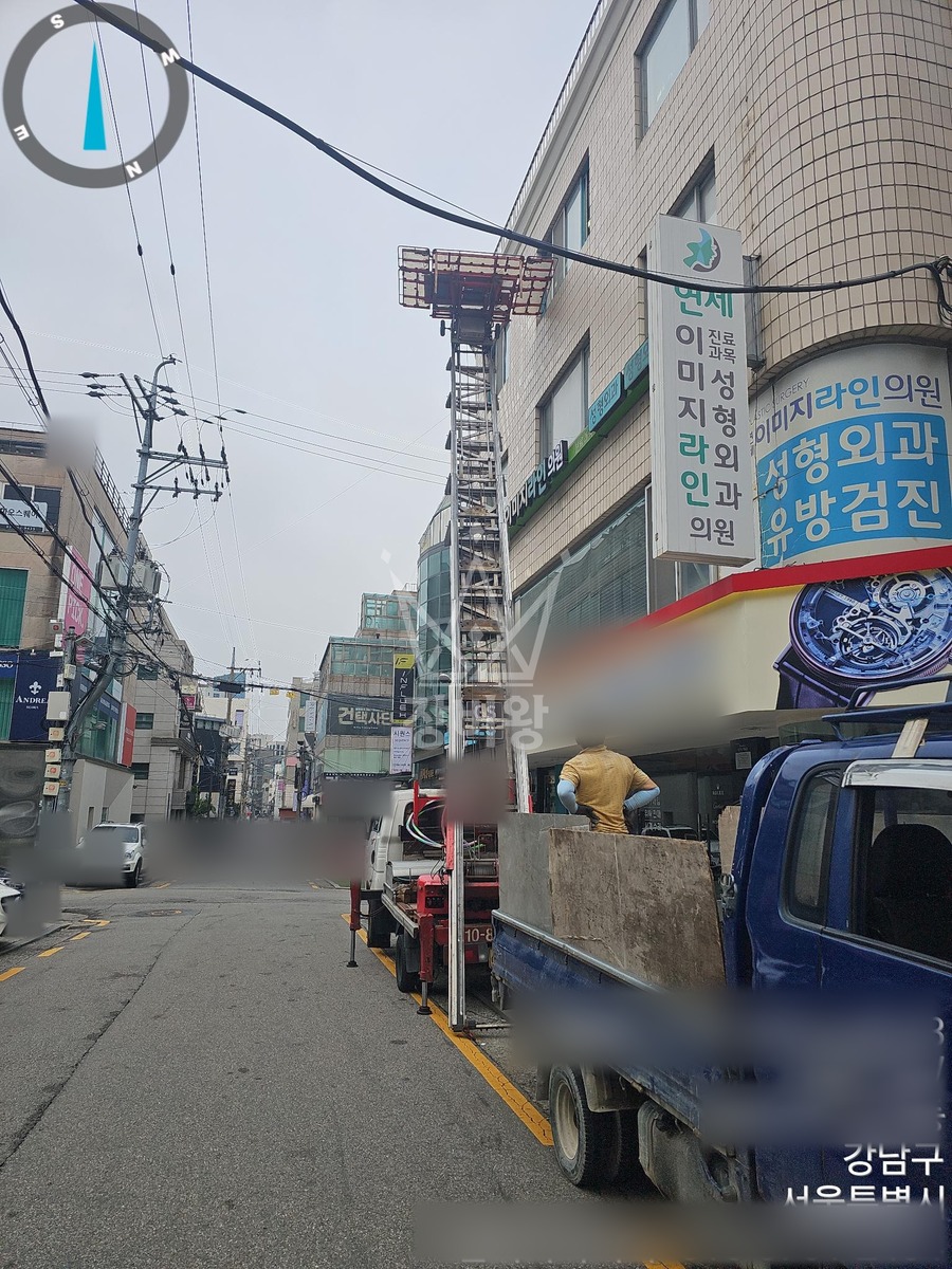 서울 강남구 신사동 1톤 사다리차 사무용집기내림 작업사진 2