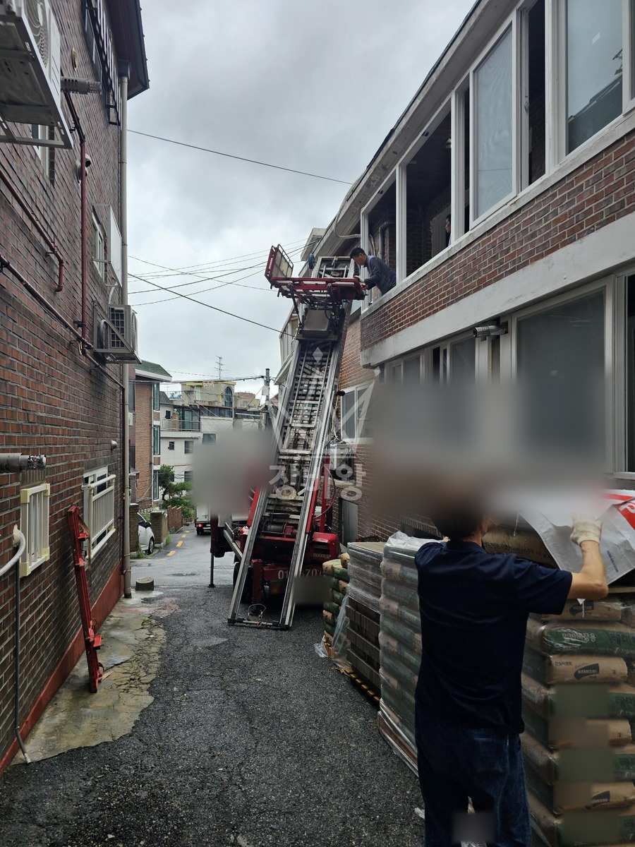 서울 서대문구 창천동 1톤 사다리차 1층에서 3층 몰탈양증 작업사진 1