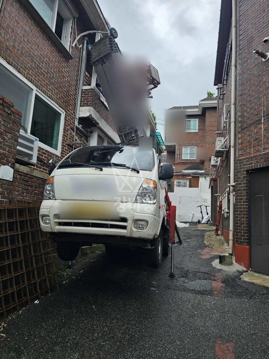 서울 서대문구 창천동 1톤 사다리차 1층에서 3층 몰탈양증 작업사진 2