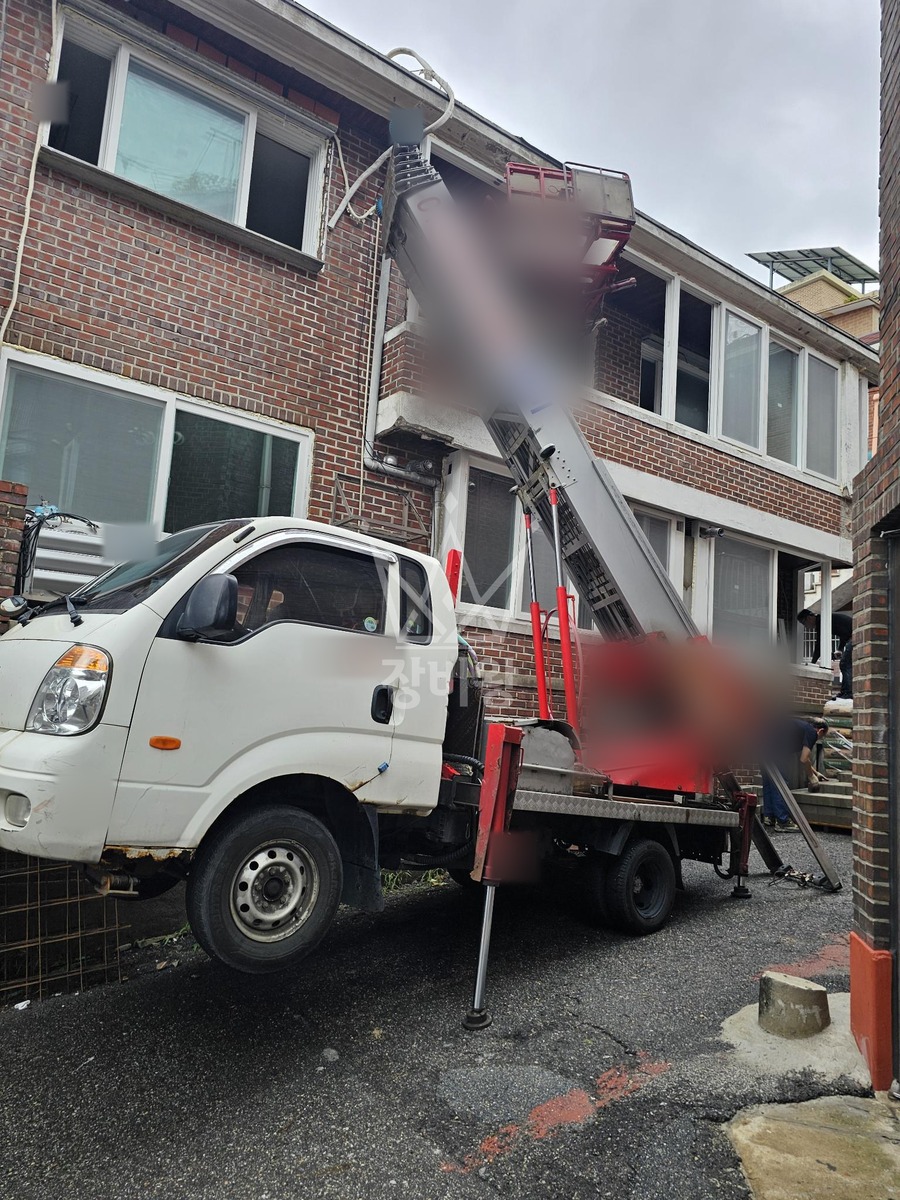 서울 서대문구 창천동 1톤 사다리차 1층에서 3층 몰탈양증 작업사진 3