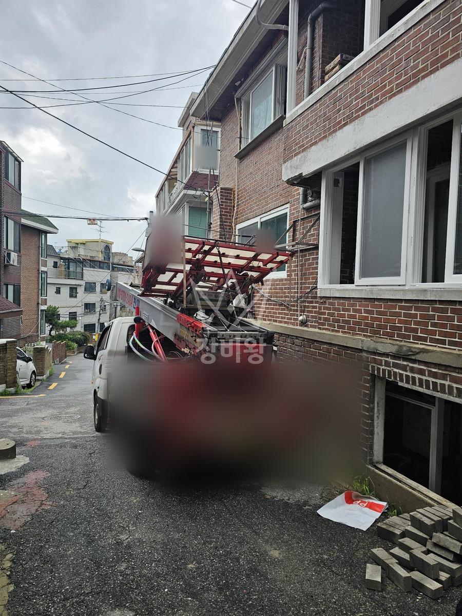 서울 서대문구 창천동 1톤 사다리차 1층에서 3층 몰탈양증 작업완료사진 1