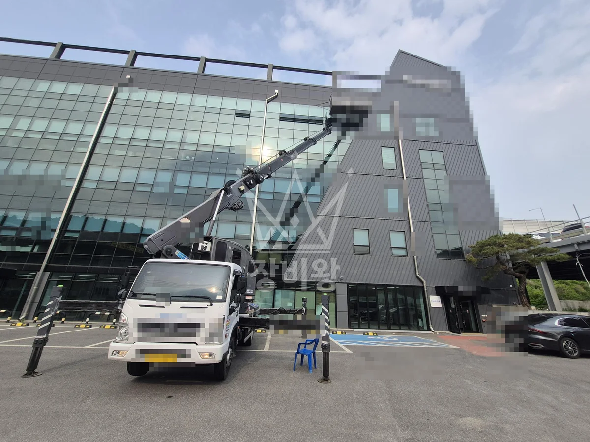 경기 용인시 처인구 3.5톤 스카이차 5층 실리콘코킹작업 작업사진 2