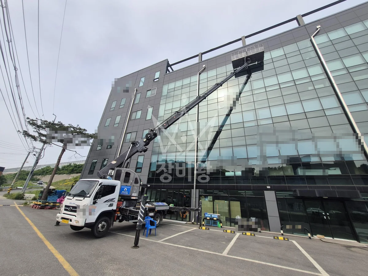 경기 용인시 처인구 3.5톤 스카이차 5층 실리콘코킹작업 작업사진 3