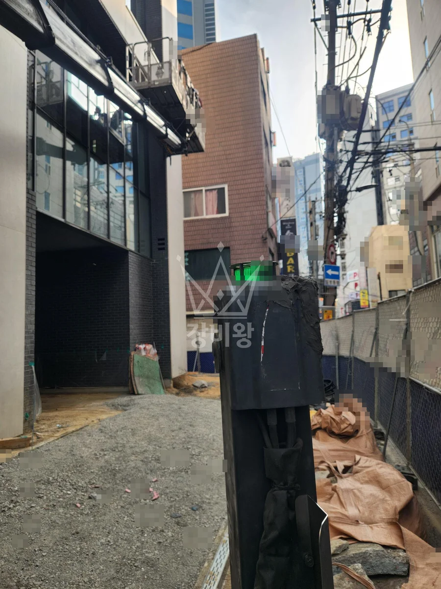 서울 종로구 숭인동 3.5톤 스카이차 외부 실리콘 코킹 작업사진 1