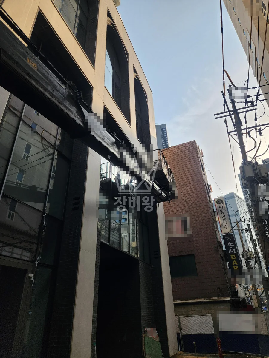 서울 종로구 숭인동 3.5톤 스카이차 외부 실리콘 코킹 작업사진 2