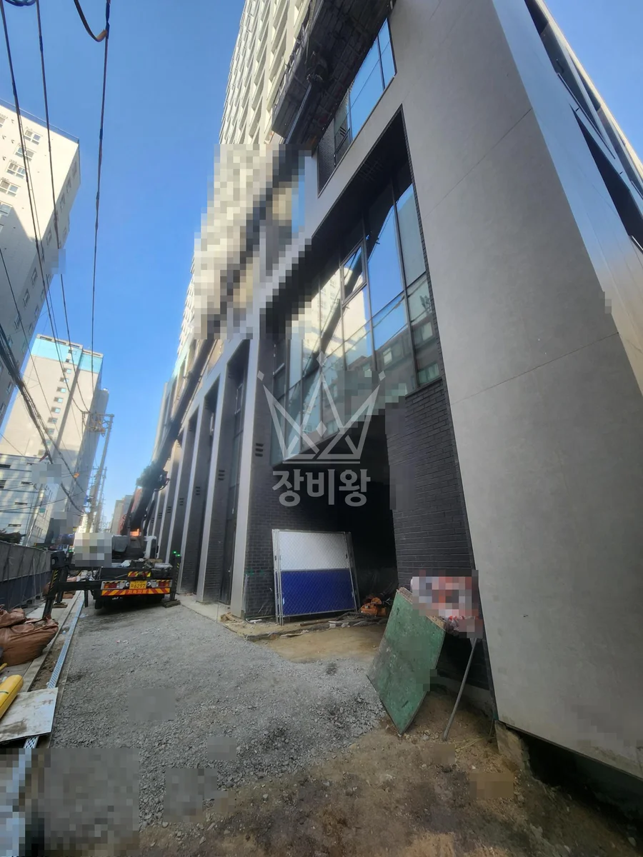 서울 종로구 숭인동 3.5톤 스카이차 외부 실리콘 코킹 작업사진 3