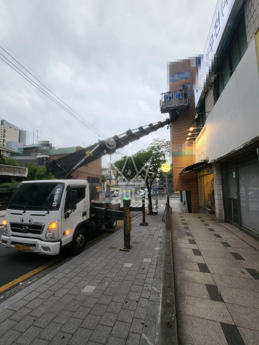 서울 성북구 보문동3가 3.5톤 스카이차 간판 천갈이, 등교체 작업완료사진 1