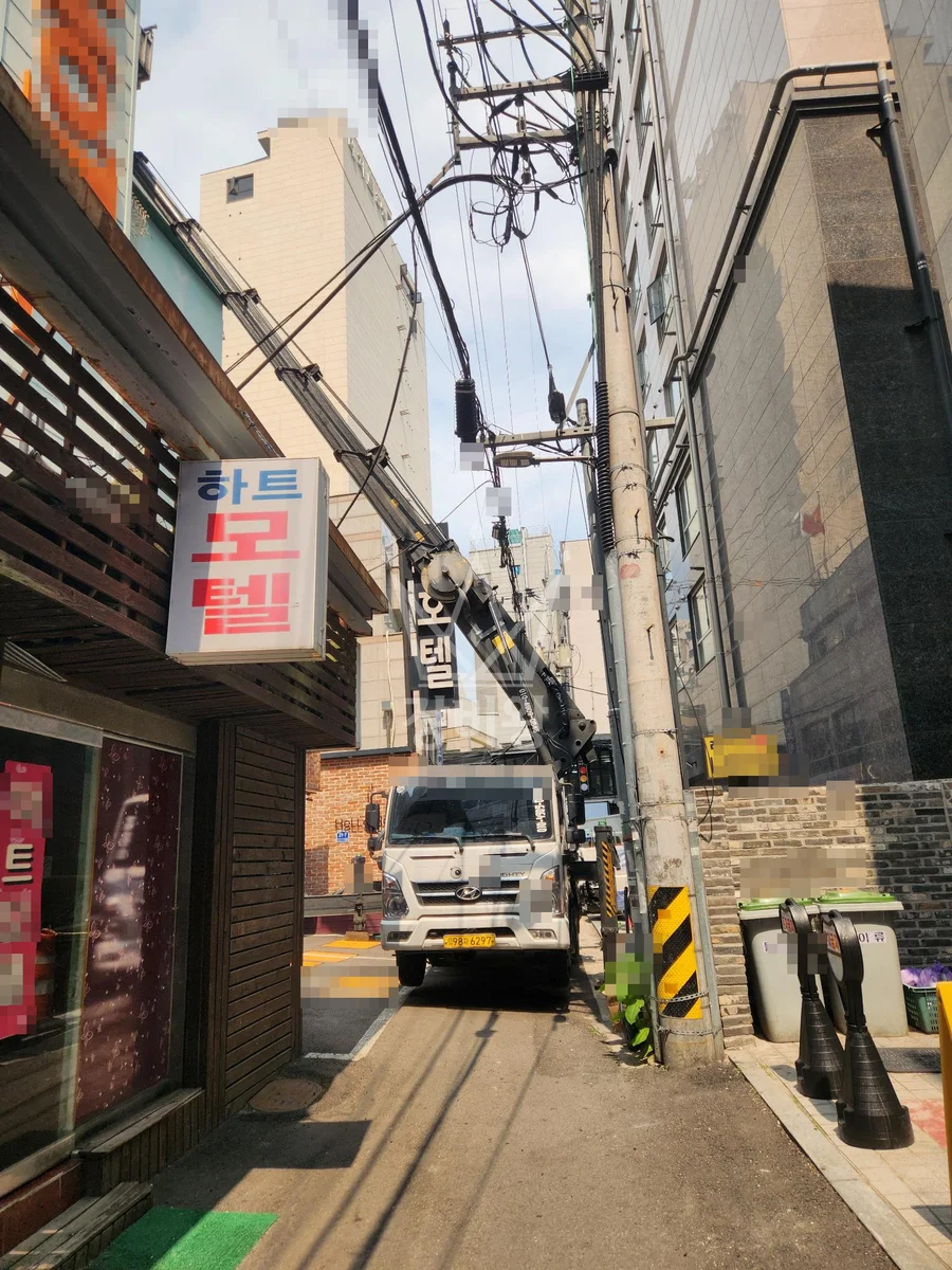 서울 영등포구 영등포동3가 3.5톤 스카이차 외벽 균열보수 작업완료사진 1