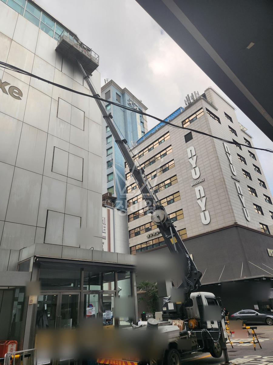 서울 중구 신당동 3.5톤 스카이차 외부벽체탈착 작업사진 1