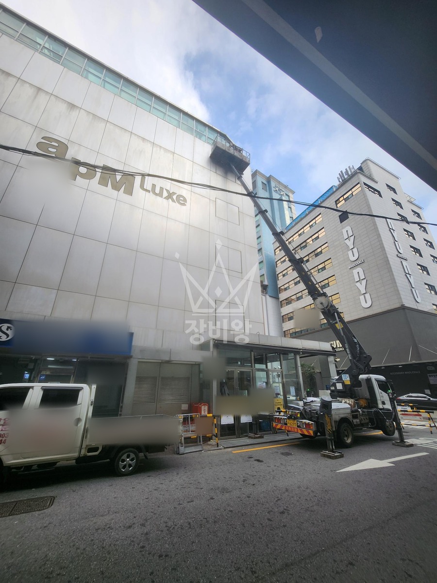 서울 중구 신당동 3.5톤 스카이차 외부벽체탈착 작업사진 3