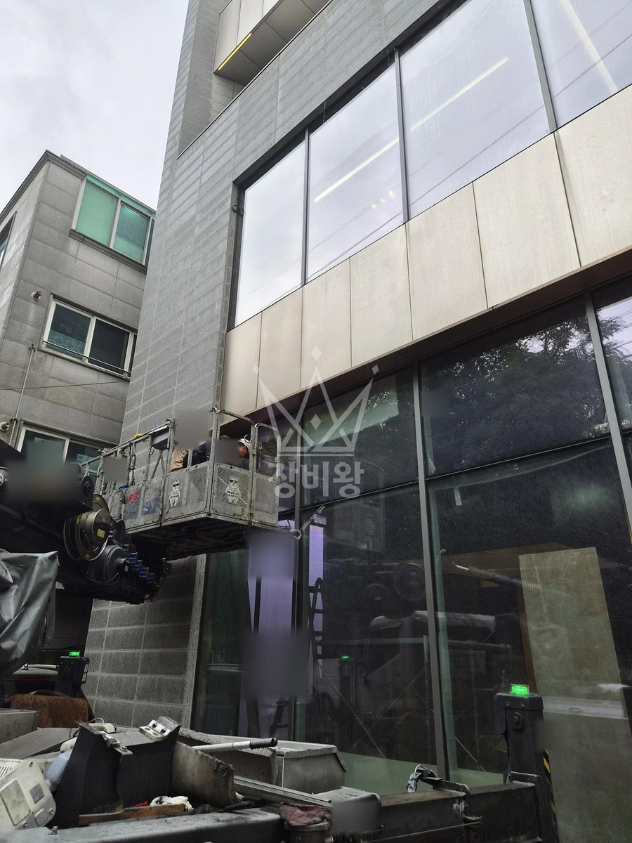 서울 강남구 신사동 3.5톤 스카이차 외벽청소 작업사진 1