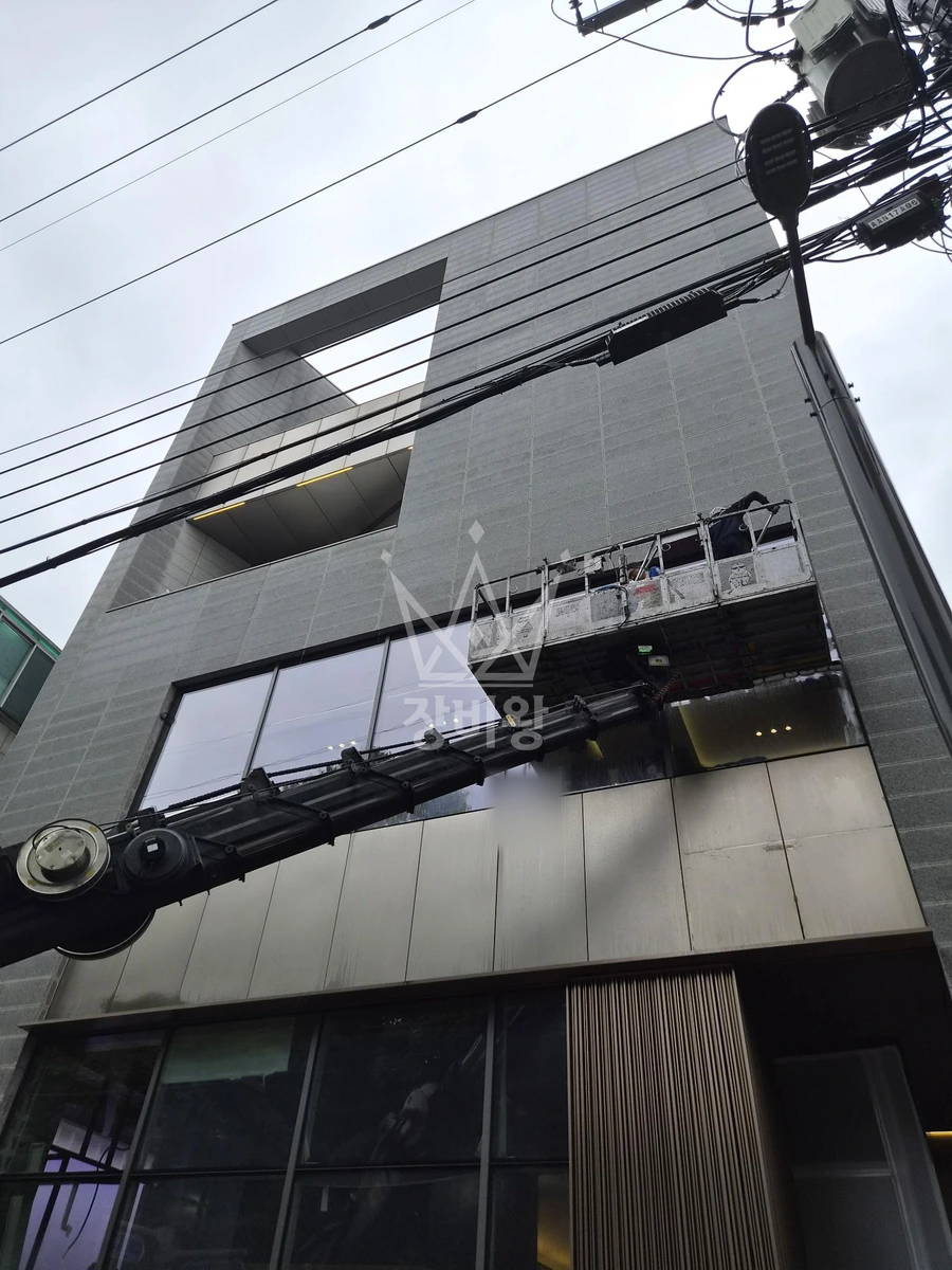 서울 강남구 신사동 3.5톤 스카이차 외벽청소 작업사진 3