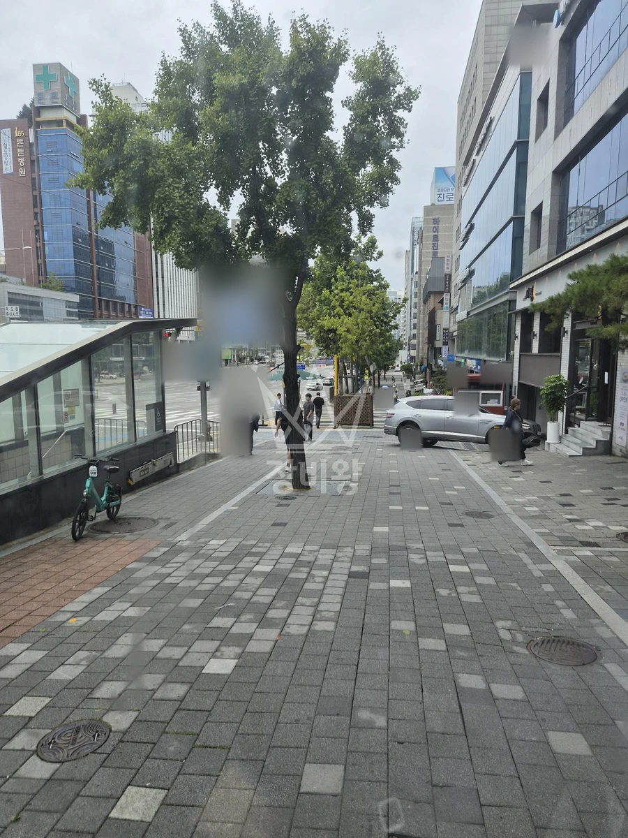 서울 강남구 신사동 3.5톤 스카이차 외벽청소 작업완료사진 1