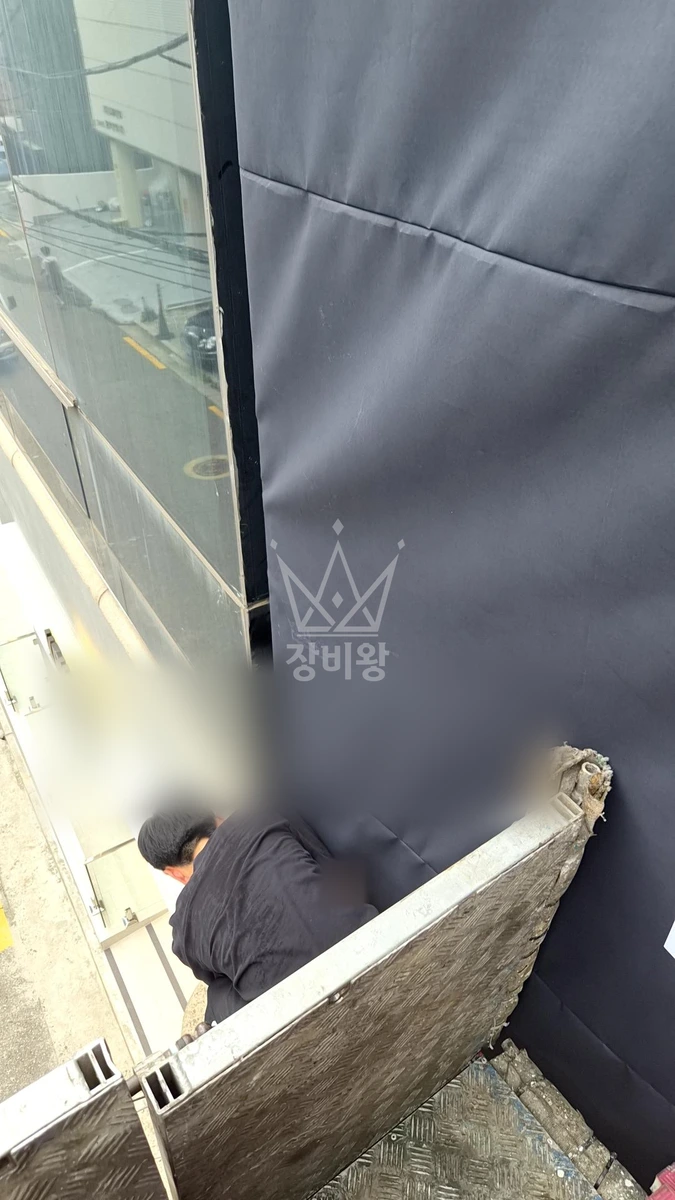 서울 중구 신당동 3.5톤 스카이차 3*3 현수막 작업 작업사진 2
