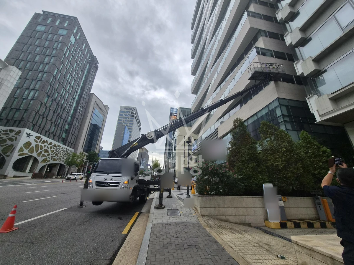 서울 강남구 논현동 3.5톤 스카이차 외부실리콘코킹 작업사진 1