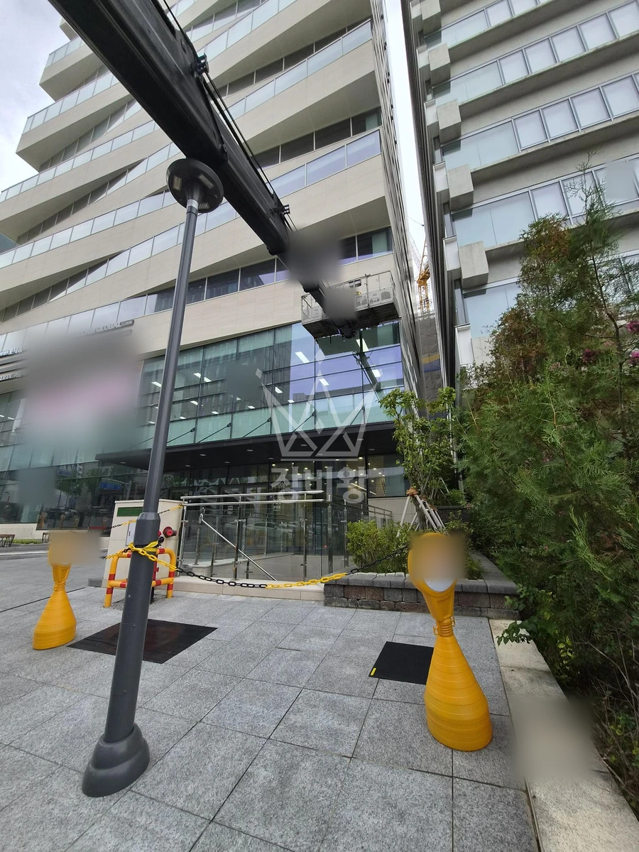 서울 강남구 논현동 3.5톤 스카이차 외부실리콘코킹 작업사진 2