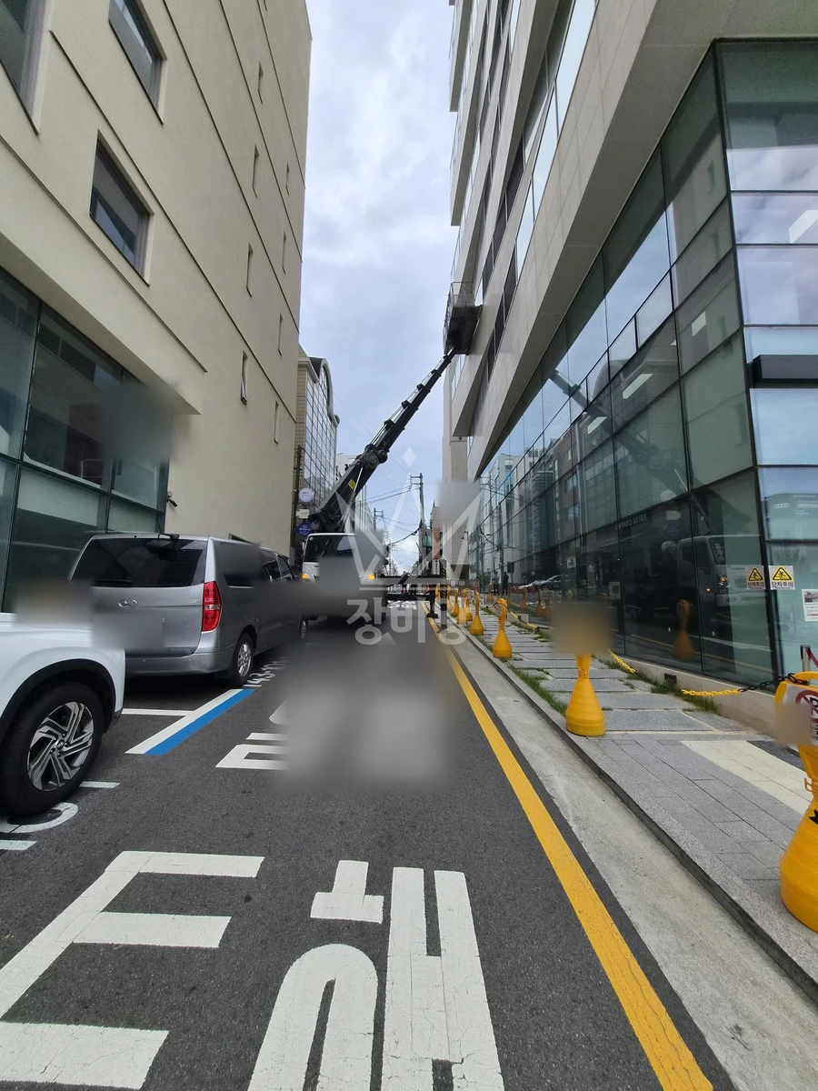 서울 강남구 논현동 3.5톤 스카이차 외부실리콘코킹 작업완료사진 1