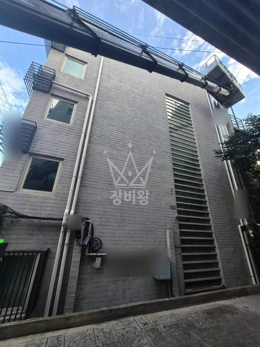 서울 서초구 서초동 3.5톤 스카이차 외벽 유리청소 작업사진 2