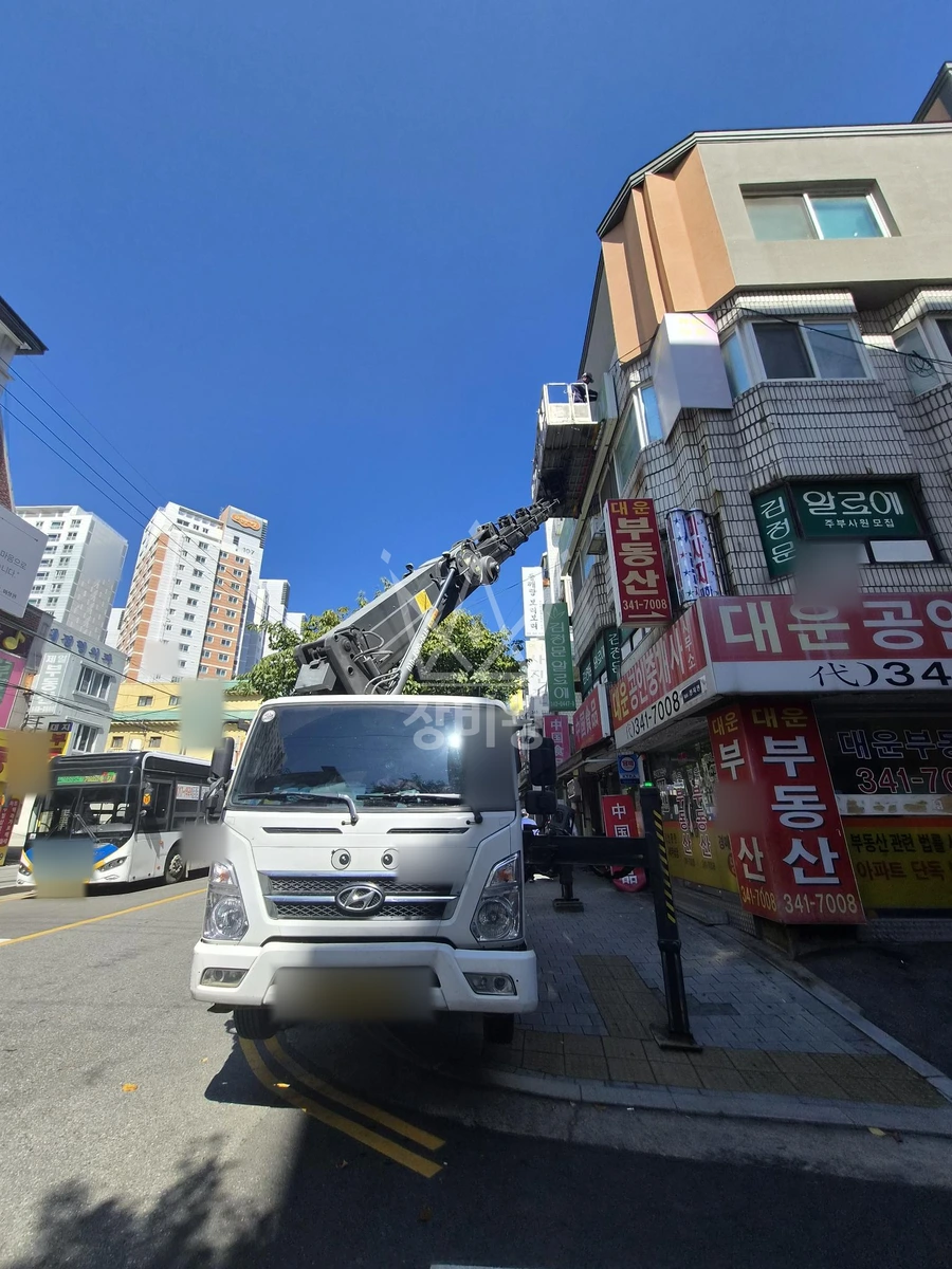 경기 부천시 원미구 역곡동 3.5톤 스카이차 간판철거 작업사진 1